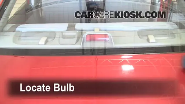 2005 Mitsubishi Lancer ES 2.0L 4 Cyl. Éclairage Feu de freinage central (remplacer l'ampoule)